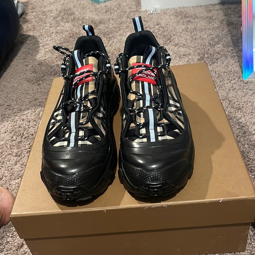 Burberry- Black/Archive